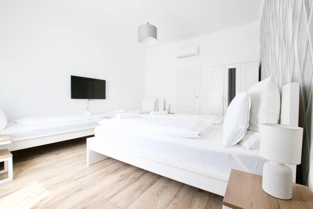 Premium Apartment By Hi5-Vaci Str. 3 Bedroom Budapest Eksteriør bilde